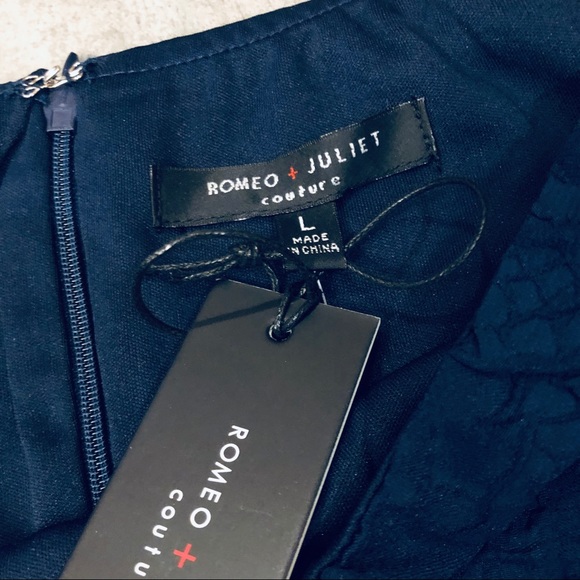 Romeo & Juliet Couture
Off-the-Shoulder - Picture 5 of 6